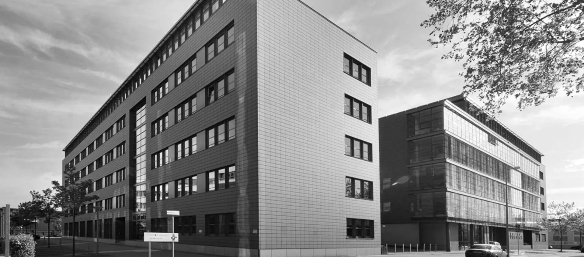 Bürogebäude MEGARON in Mannheim, Eckansicht mit Klinkerfassade