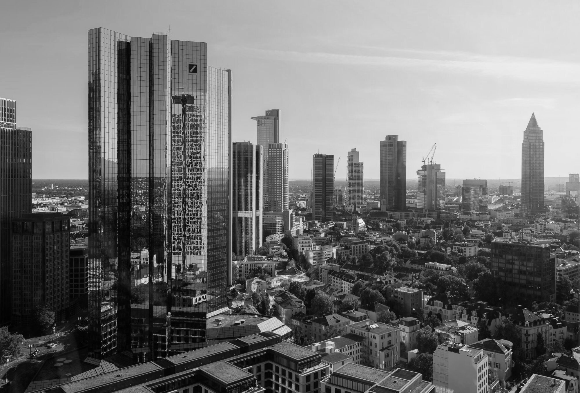 Frankfurter Skyline in Schwarzweiß, Hochhäuser im Bankenviertel mit angrenzendem Wohngebiet